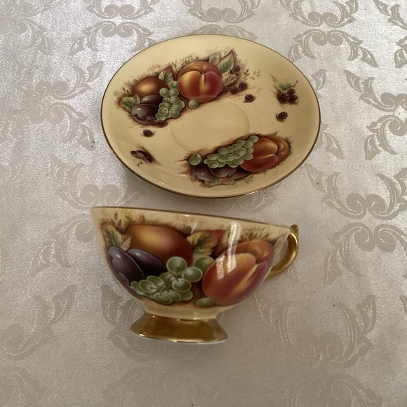 Set of Two Aynsley orchard fruits cups and saucers reproductions 2000 - Picture 5 of 10